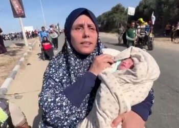 بعمر 6 ساعات.. جدة فلسطينية تحمل أصغر نازحة في غزة