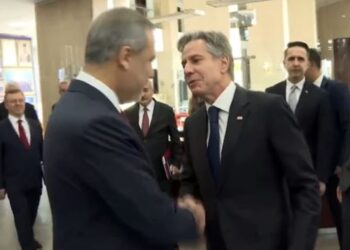 صحيفة: لماذا رفض وزير خارجية تركيا  معانقة بلينكن؟