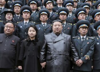 بينها صور 7 مواقع وأهداف أمريكية .. زعيم كوريا الشمالية يطلع على أول لقطات من قمر الاستطلاع