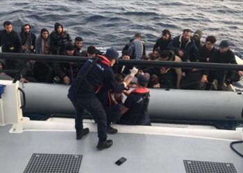 السلطات التركية تنقذ وتضبط 64 مهاجرا غربي تركيا