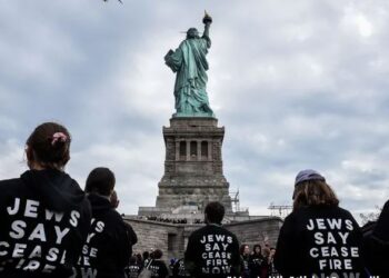 نشطاء يحتجون عند تمثال الحرية للمطالبة بوقف القتال في غزة