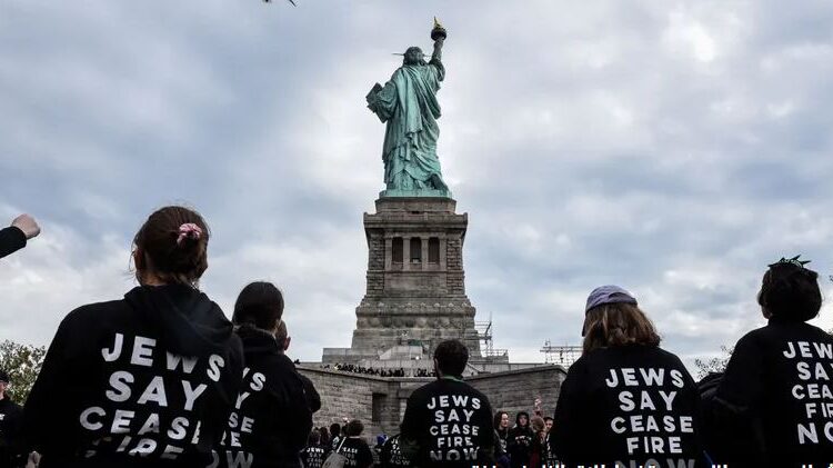 نشطاء يحتجون عند تمثال الحرية للمطالبة بوقف القتال في غزة 1 نشطاء يحتجون عند تمثال الحرية للمطالبة بوقف القتال في غزة