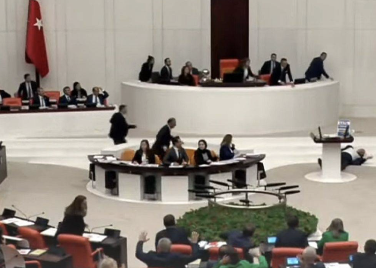 Saadet Partisi Milletvekili Hasan Bitmez, Meclis kürsüsünde bayıldı 1 Saadet Partisi Milletvekili Hasan Bitmez, Meclis kürsüsünde bayıldı