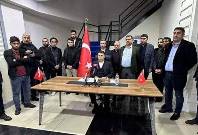 İYİ Parti, Diyarbakır'da tabela indirdi: İl başkanı, 17 ilçe başkanı ve binlerce üye istifa etti 1 İYİ Parti, Diyarbakır’da tabela indirdi: İl başkanı, 17 ilçe başkanı ve binlerce üye istifa etti