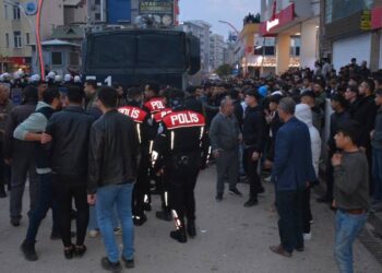 Silopi’de Kur’an-ı Kerim yırtarak küfreden şahsı linçten polis kurtardı