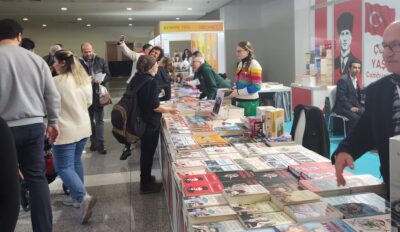 Mustafa Özel yazdı... Ankara'da kitap mevsimi ya da beş parasızlık