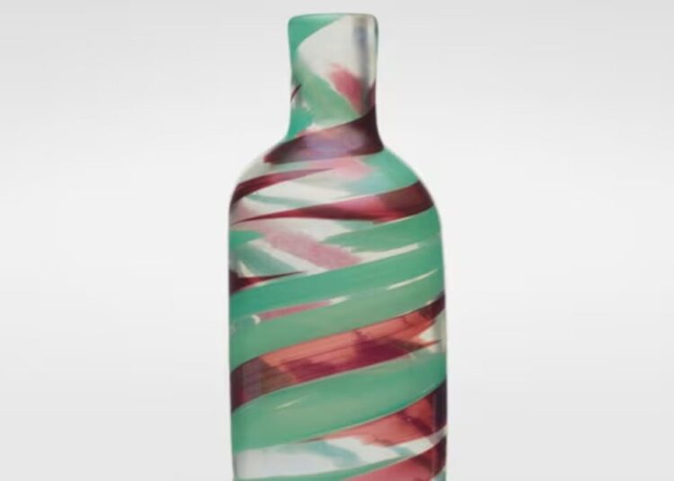 4 dolara aldığı vazoyu 107 bin dolara sattı