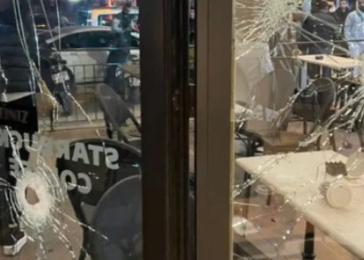 Adana'da Starbucks'a silahlı saldırı 1 Adana’da Starbucks’a silahlı saldırı