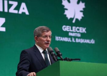 Ahmet Davutoğlu’ndan “Kızıl Goncalar”a destek telefonu