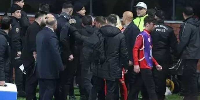 Emre Belözoğlu yine kavga çıkardı 1 Emre Belözoğlu yine kavga çıkardı