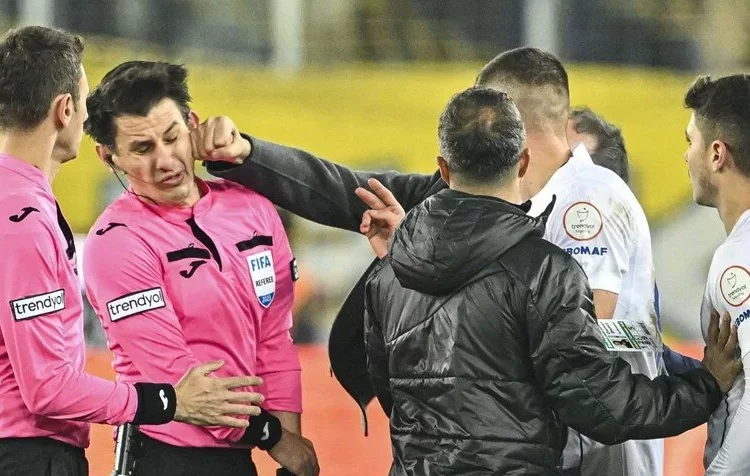 Hakeme saldırı davası ertelendi 1 Safa Kar yazdı… Cezalar caydırıcı mı?