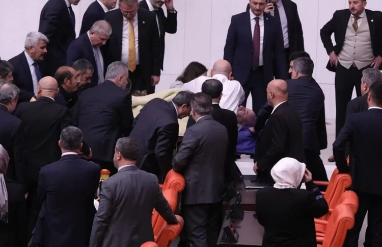 Hasan Bitmez kürsüde kalp krizi geçirirken, AKP’li vekiller "Allah'ın gazabı böyle olur işte" diye bağırdı 1 Hasan Bitmez kürsüde kalp krizi geçirirken, AKP’li vekiller “Allah’ın gazabı böyle olur işte” diye bağırdı