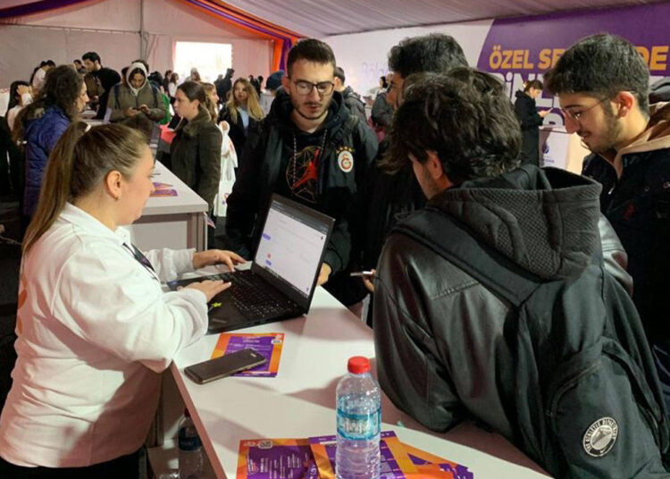 Gençlik festivali değil, iş kuyruğu 1 Gençlik festivali değil, iş kuyruğu