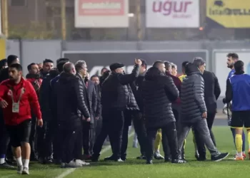 Türk futboluna yeni bir kara leke! İstanbulspor Başkanı takımını sahadan çekti