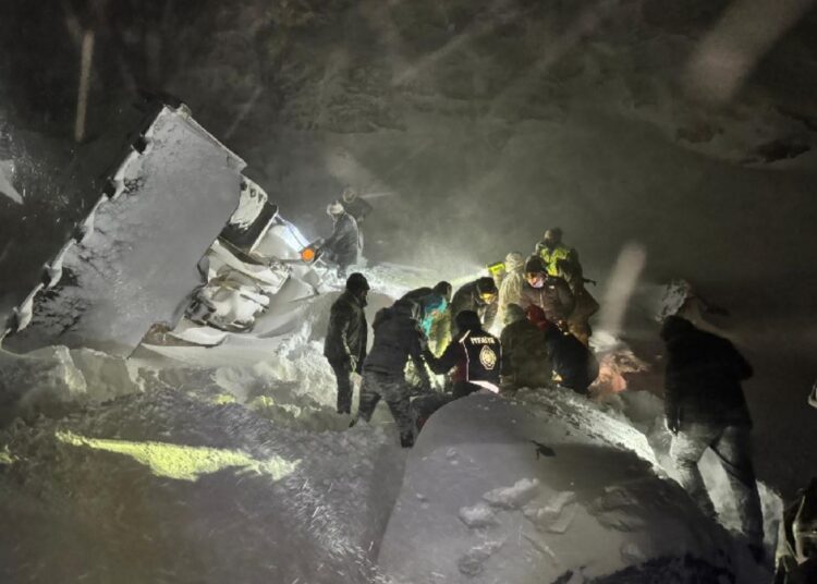 Kardan kapanan yolu açmaya çalışan iş makinesi uçuruma düştü: 2 ölü