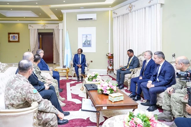 Büyükelçi ve askerler, motokuryenin ölümüne sebep olduktan sonra ülkesine kaçan Somali Cumhurbaşkanı'nı ziyaret etmiş 1 Büyükelçi ve askerler, motokuryenin ölümüne sebep olduktan sonra ülkesine kaçan Somali Cumhurbaşkanı’nı ziyaret etmiş