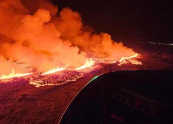İzlanda’da yanardağ patladı, kasaba boşaltıldı, halk izlemeye koştu
