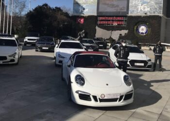 Milyonlarca liralık kaçak 15 lüks araca el konuldu