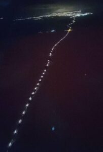 İzlanda’da yanardağ patladı, kasaba boşaltıldı, halk izlemeye koştu