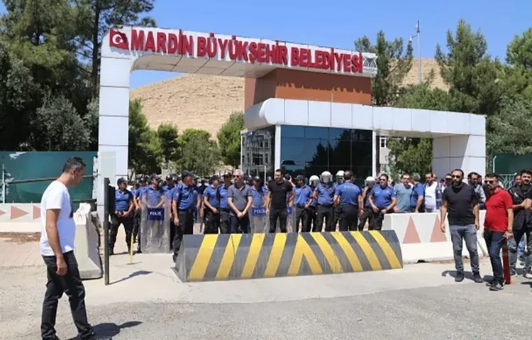 Kayyım, seçime 3 ay kala taşınmazları valiliğe, kasayı AK Partili belediyelere devretti