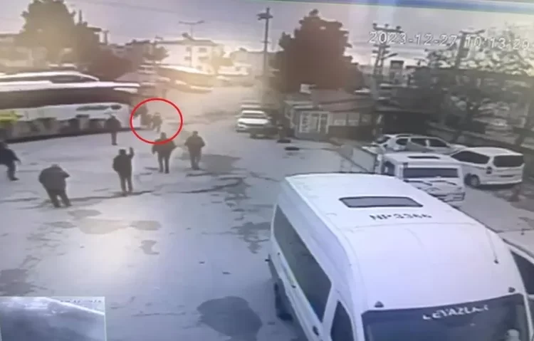 Tartıştığı muavini yolcu dolu otobüsle ezip kaçtı 1 Tartıştığı muavini yolcu dolu otobüsle ezip kaçtı