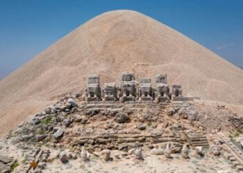 Nemrut Dağı’na çıkışlar ‘buzlanma’ gerekçesiyle durduruldu, turizmci isyanda