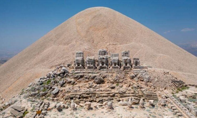 Nemrut Dağı'na çıkışlar ‘buzlanma’ gerekçesiyle durduruldu, turizmci isyanda 1 Nemrut Dağı’na çıkışlar ‘buzlanma’ gerekçesiyle durduruldu, turizmci isyanda