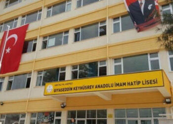 Tekvando şampiyonu öğrenci öğretmeni darp etti