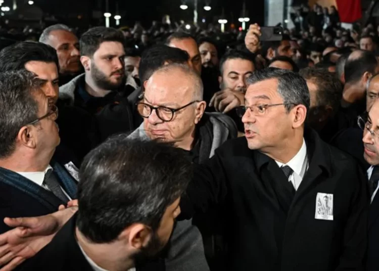 Şehit askerin ailesinden tepki: Özgür bey bizim ailenin de çocuğu, yapılanlar yanlıştı 1 Şehit askerin ailesinden tepki: Özgür bey bizim ailenin de çocuğu, yapılanlar yanlıştı