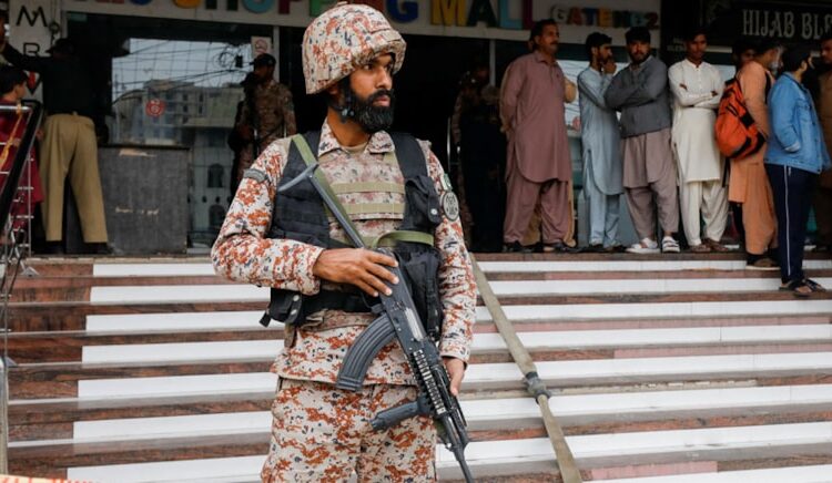 Pakistan'da şiddetli çatışmalar: Çok sayıda asker öldü 1 Pakistan’da şiddetli çatışmalar: Çok sayıda asker öldü