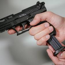 Liseye kadar indi: İki arkadaşını silahla yaraladı