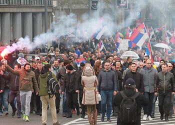 Sırbistan’da seçimlere itiraz eden muhalefet partileri sokağa çıktı