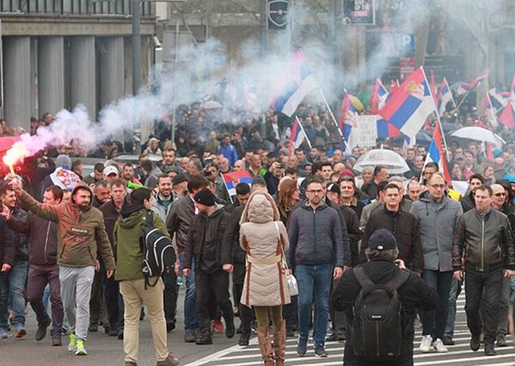 Sırbistan’da seçimlere itiraz eden muhalefet partileri sokağa çıktı 1 Sırbistan’da seçimlere itiraz eden muhalefet partileri sokağa çıktı