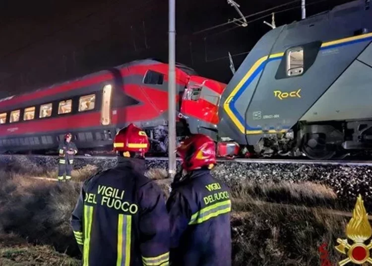İtalya’da hızlı trenle bölgesel tren çarpıştı, çok sayıda yaralı var