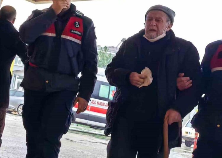 Nafaka ödemeyi 'unutan' 81 yaşındaki vatandaş tutuklandı 1 Nafaka ödemeyi ‘unutan’ 81 yaşındaki vatandaş tutuklandı