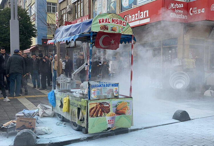 Zabıtanın tezgahını kaldırmak istediği seyyar satıcı kendini yaktı