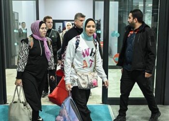 وصول 142 تركيًا إلى إسطنبول بعد إجلائهم من غزة