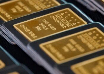 قوة الدولار تسلب بريق الذهب وسط ترقب لقرار الفيدرالي