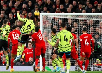 قدم.. أرسنال يحافظ على صدارته للدوري الإنجليزي