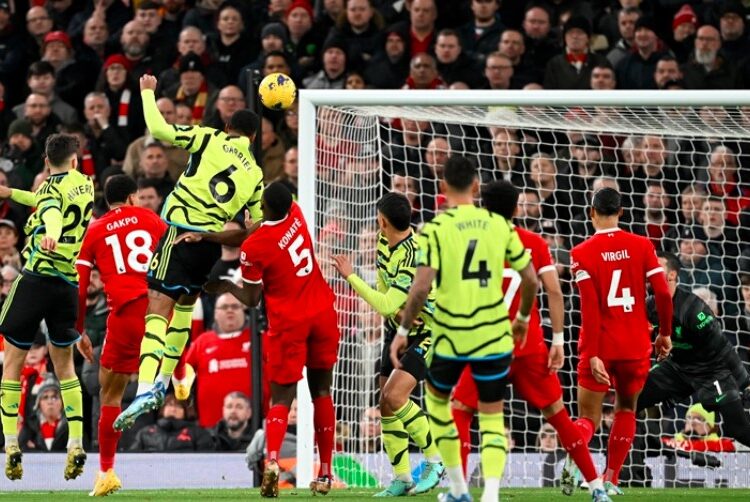 قدم.. أرسنال يحافظ على صدارته للدوري الإنجليزي