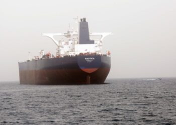 إثر حادث غرب اليمن.. هيئة بريطانية تحذر السفن في البحر الأحمر