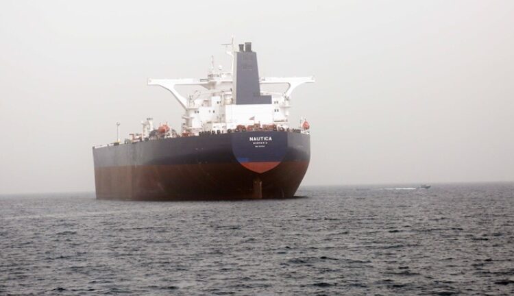 إثر حادث غرب اليمن.. هيئة بريطانية تحذر السفن في البحر الأحمر