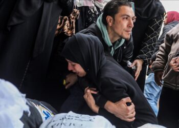 لتعذر الوصول للمقابر.. شوارع غزة تحتضن جثامين الشهداء (تقرير)