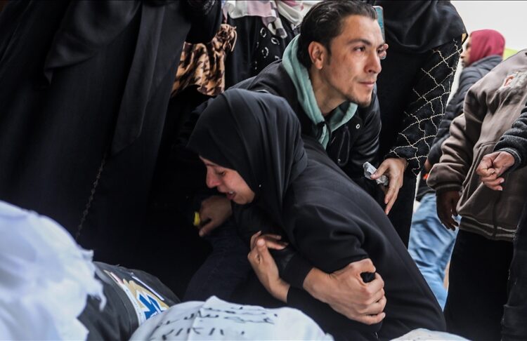 لتعذر الوصول للمقابر.. شوارع غزة تحتضن جثامين الشهداء (تقرير)