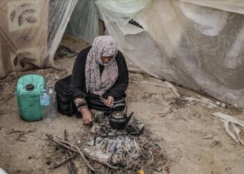 غزة.. الغذاء بات حلما والمساعدات نقطة ببحر الاحتياجات (تقرير)