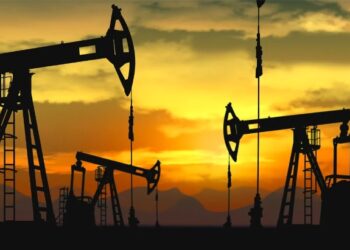 النفط يواصل الانخفاض وسط مخاوف زيادة المعروض