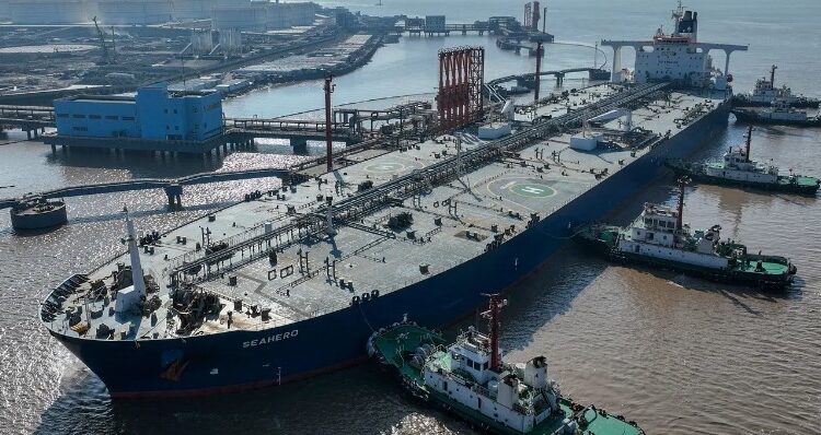 النفط يرتفع مع زيادة المخاوف من توترات باب المندب