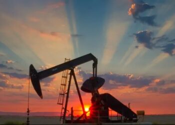 النفط يرتفع مع إعلان أميركا إطلاق قوة عمل في البحر الأحمر