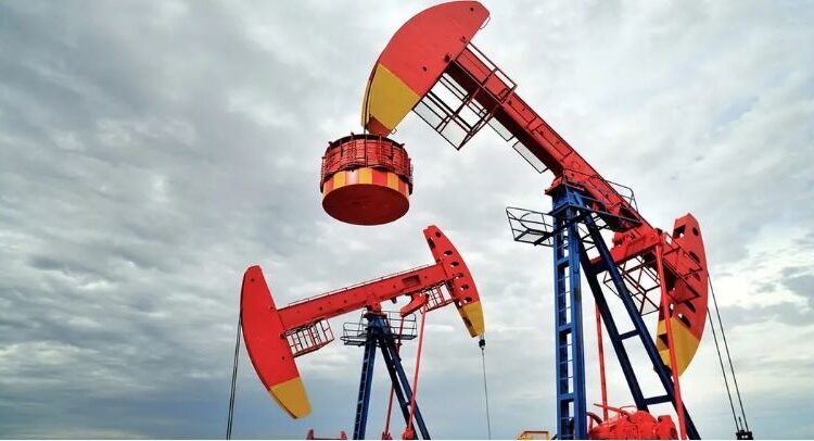 النفط يتجه لتكبد خسائر للأسبوع السابع مع فائض المعروض وضعف الطلب الصيني 1 النفط يتجه لتكبد خسائر للأسبوع السابع مع فائض المعروض وضعف الطلب الصيني