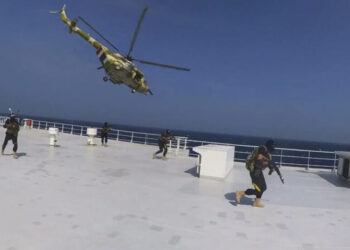 البنتاغون: الحوثيون تحولوا إلى “قطاع طرق” في البحر الأحمر